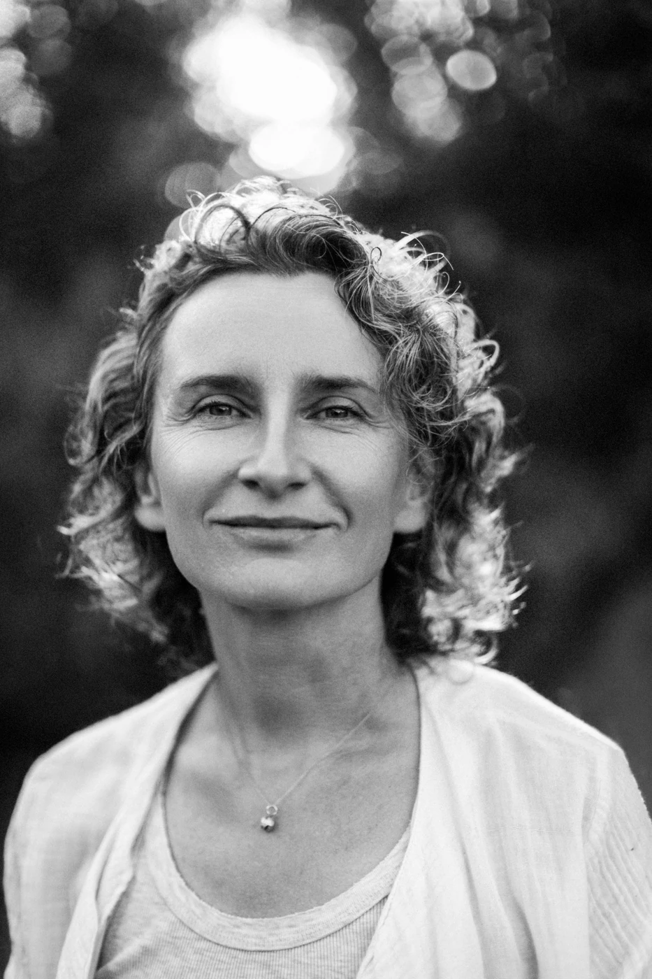 Magdalena Trzcionka wśród drzew