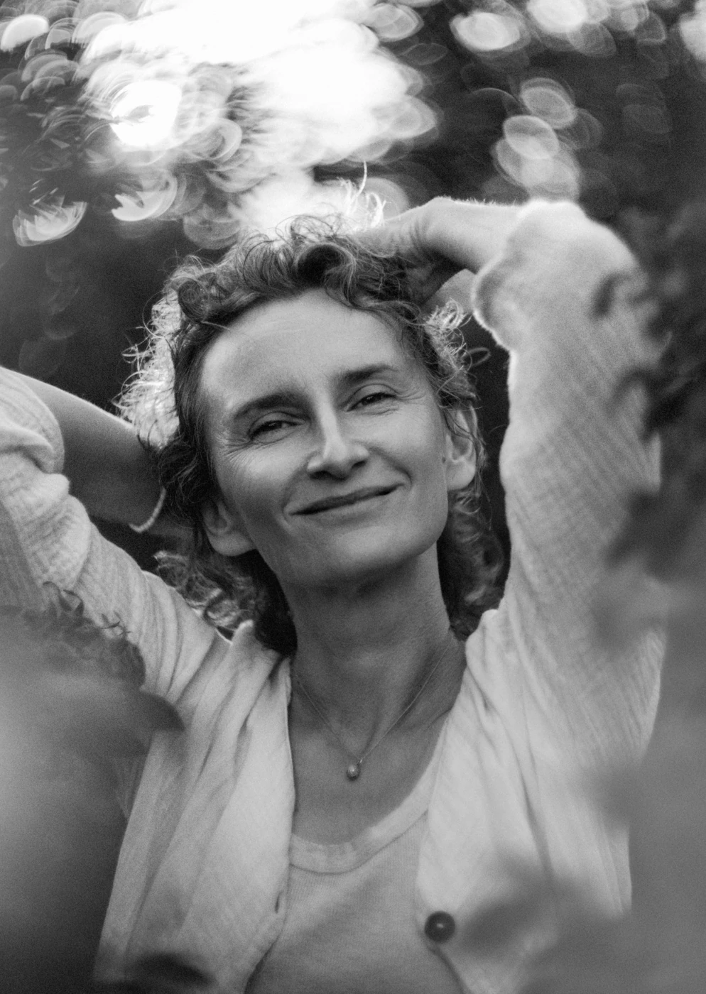 Magdalena Trzcionka — czarno-biały portret w lesie
